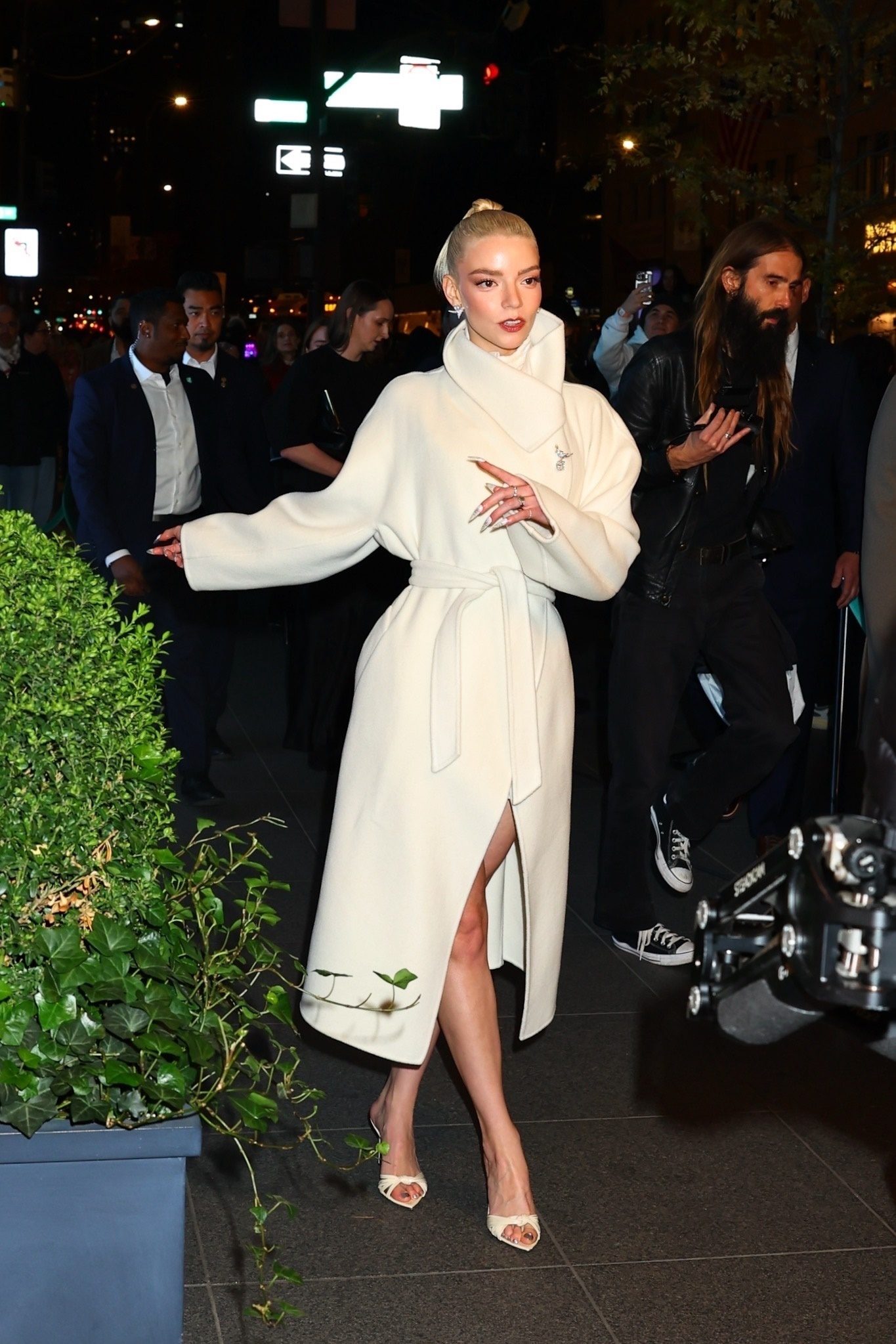 Аня Тейлор-Джой смогла удивить на праздничном мероприятии, как со знаком плюс, так и со знаком минус